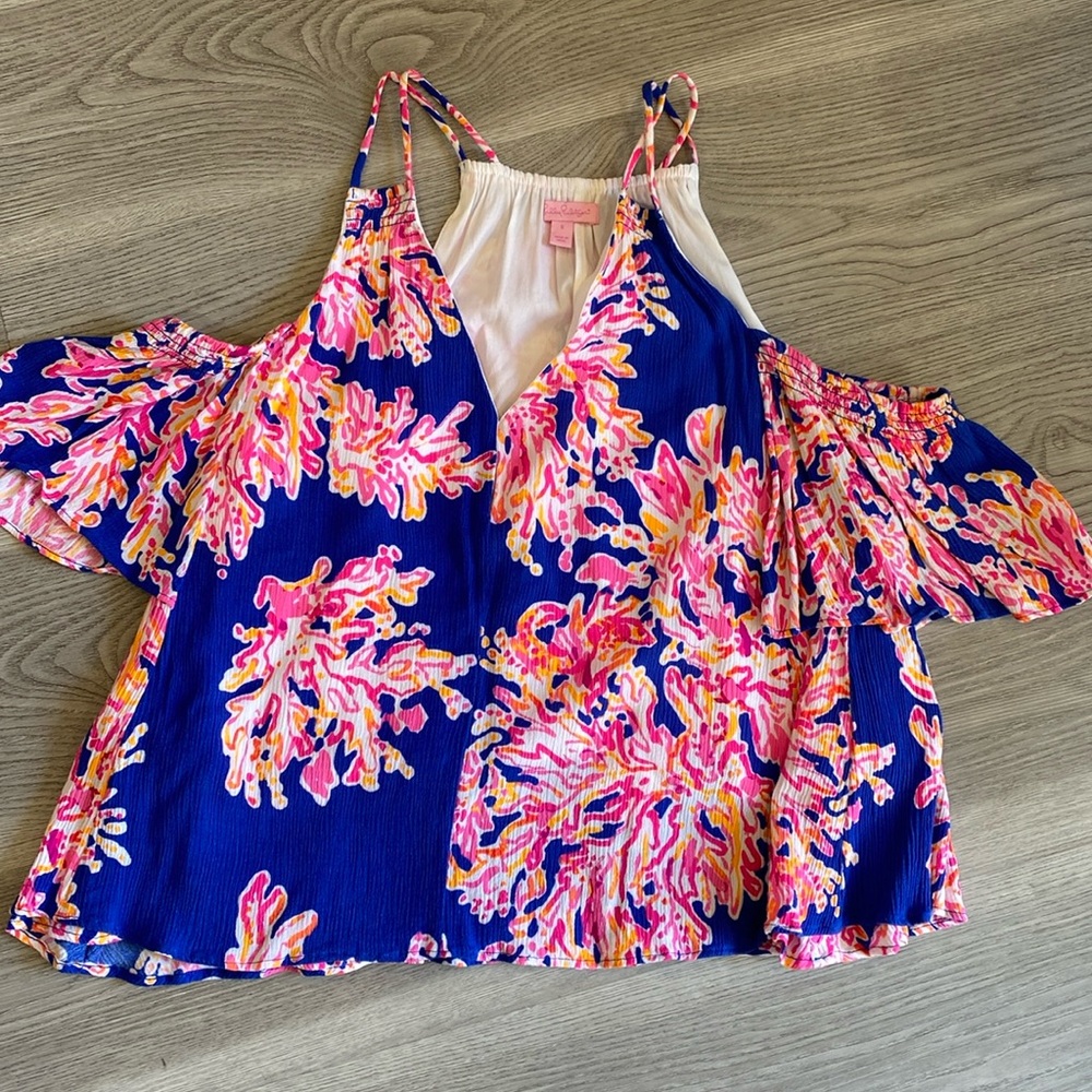 Lily Pulitzer lined textured, cold  shoulder top.